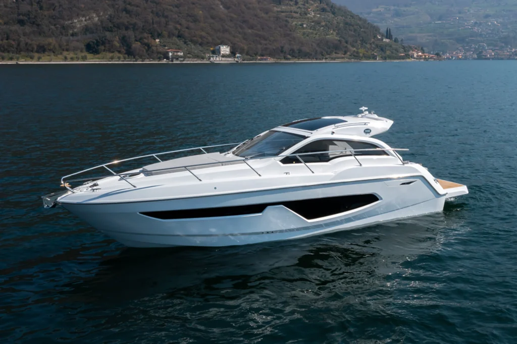 Sessa Marine C36: Vista lateral do elegante barco esportivo com design italiano, destacando sua cabine espaçosa, linhas modernas e acabamentos de luxo. Ideal para quem busca conforto e performance em navegação.